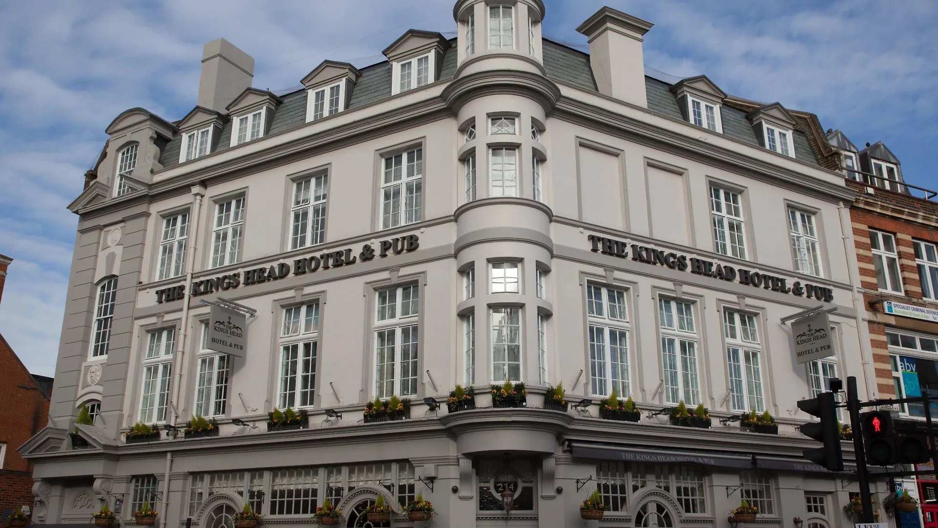 Staying In Acton: 4 Romantic Hotels Compared