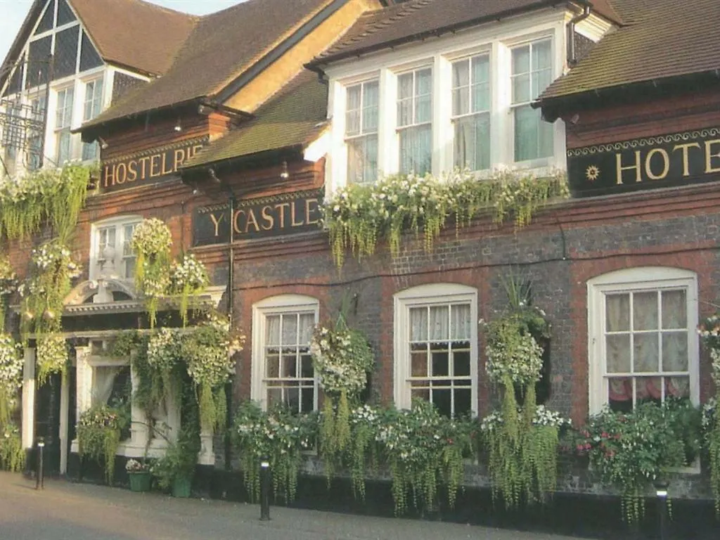 4 Smart Family-Friendly Hotels Near Coombes Church Worth Booking