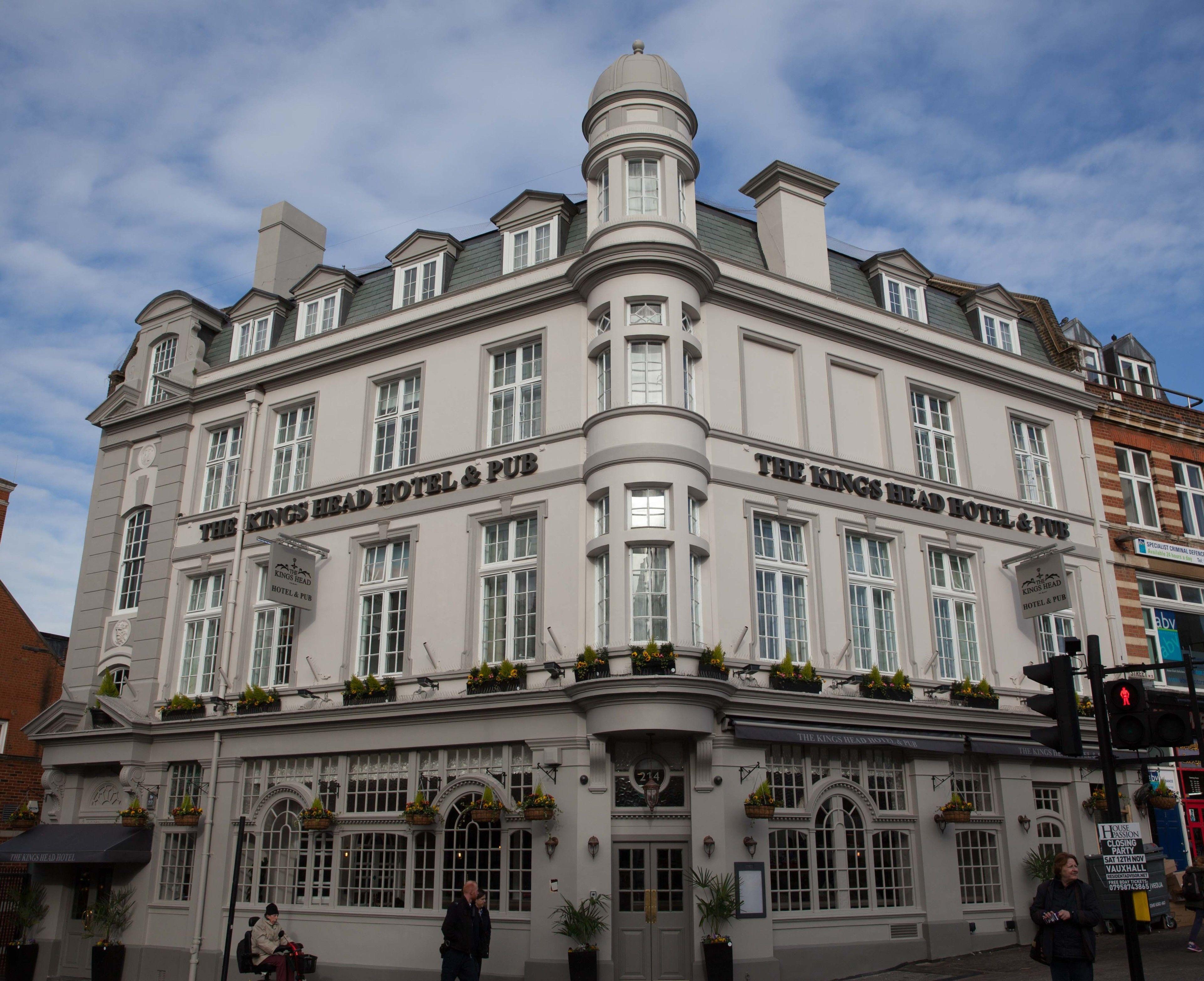 Staying In Acton: 4 Romantic Hotels Compared
